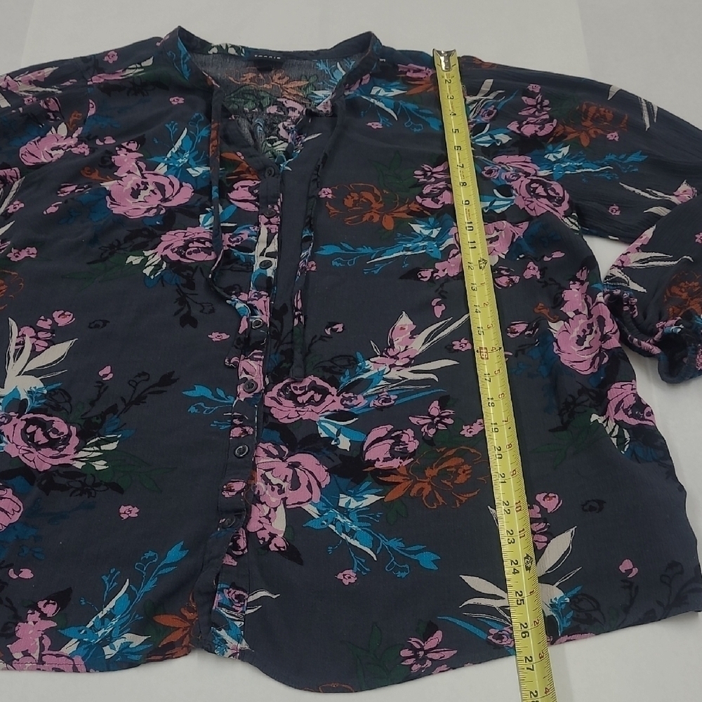 Torrid Deep Gray Floral Button-Up Blouse Size 2 (2X) - Picture 5 of 10